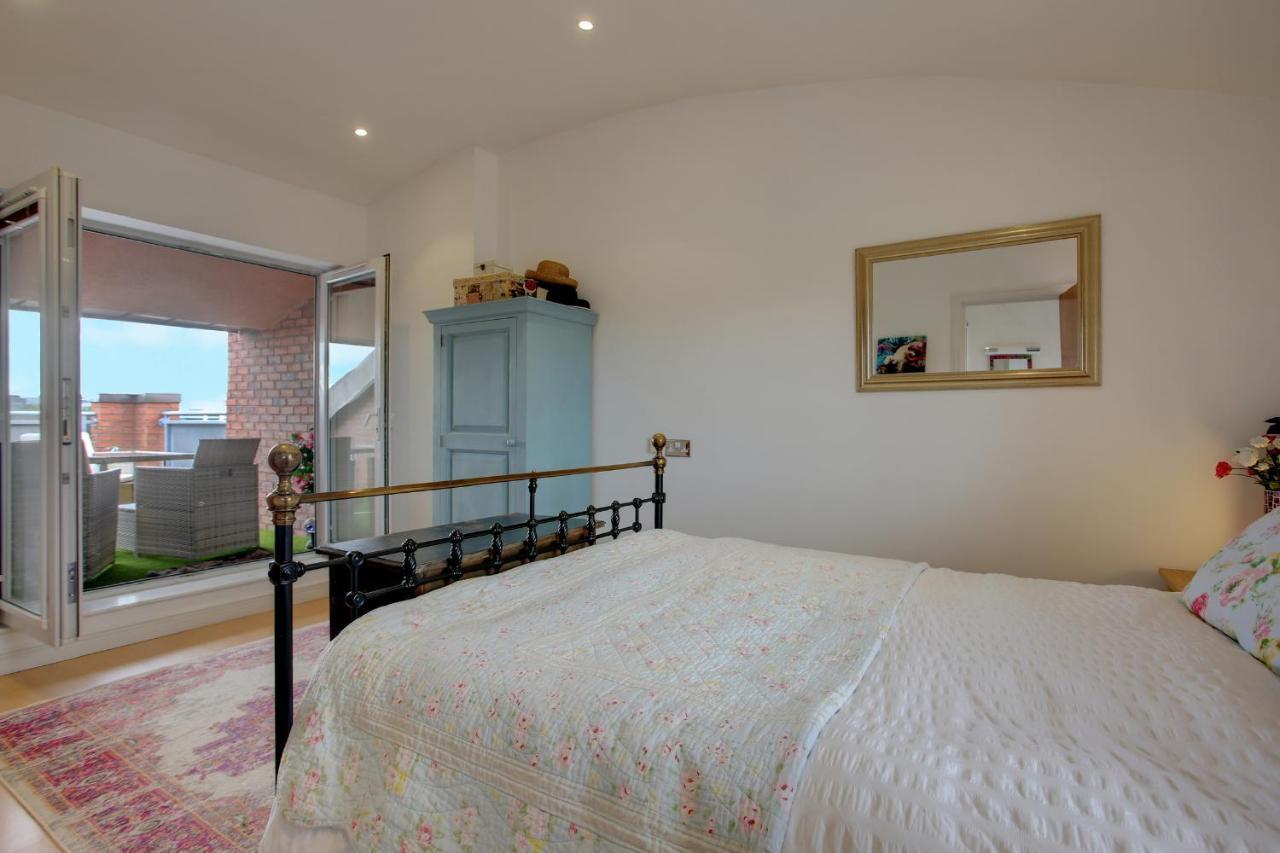 Ferienwohnung Beautiful Duplex Penthouse - Roof Garden, Views, Parking Newcastle upon Tyne Exterior foto